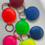 Ein echter Hingucker: Der Papoutsi Schlüsselanhänger aus Leder in Neonfarbe