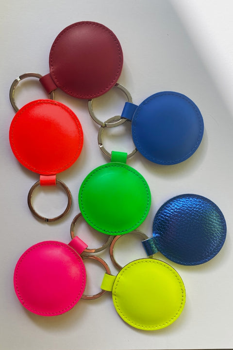 Ein echter Hingucker: Der Papoutsi Schlüsselanhänger aus Leder in Neonfarbe