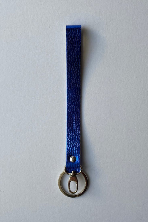 Schlüsselanhänger Neonblau von Papoutsi Ledermanufaktur in Nahaufnahme