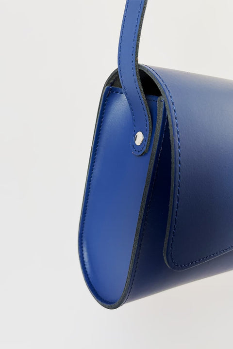 Große Brottasche Large papoutsi Dunkelblau – Detailansicht Steckverschluss aus Metall und Rindsleder-Textur