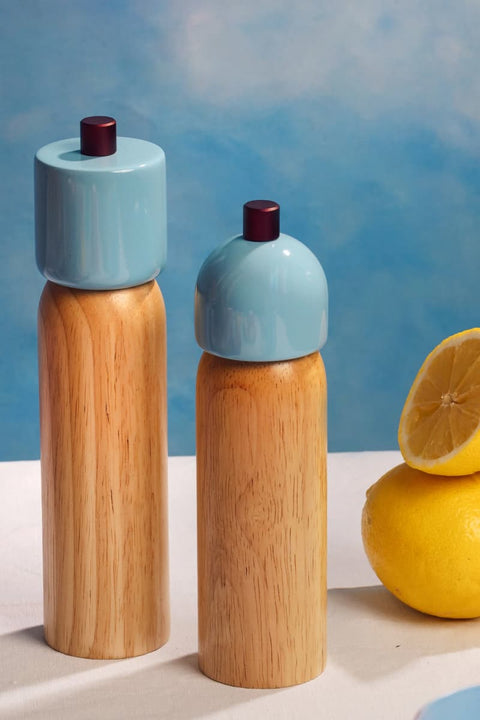 MÆGEN Salz- und Pfeffermühle Sky Blue Burgundy, auf gedecktem Tisch in Hellblau und Rot