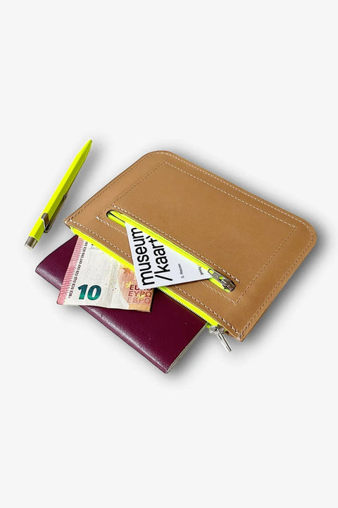 Elegantes Wallet mit Platz für Reisepass und Karten