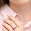 Color Ring Quatro Pink Sunset LULU Copenhagen, kombiniert mit anderen Ringen gestapelt, vier Emaillefarben im Pink-Sunset-Farbspiel