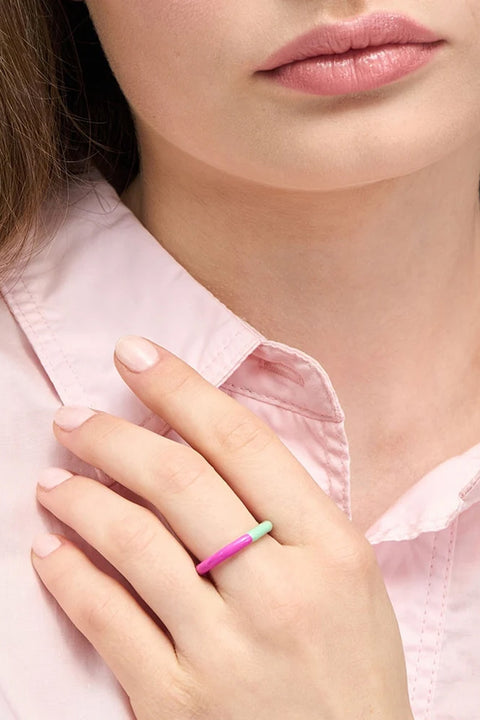 Color Ring Quatro Pink Sunset LULU Copenhagen, kombiniert mit anderen Ringen gestapelt, vier Emaillefarben im Pink-Sunset-Farbspiel