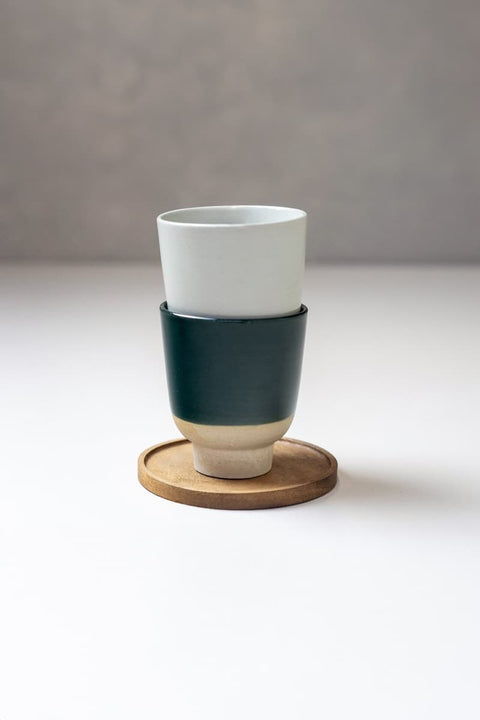 Cup Rutunda M KINTA Sea Blue, Detailansicht sattes Dunkelblau mit charakteristischen Sandkörnern in der Glasur