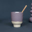 Cup Rutunda M KINTA Thistle, Detailansicht zartes Hell-Lila mit natürlichen Sandpunkten in der Glasur