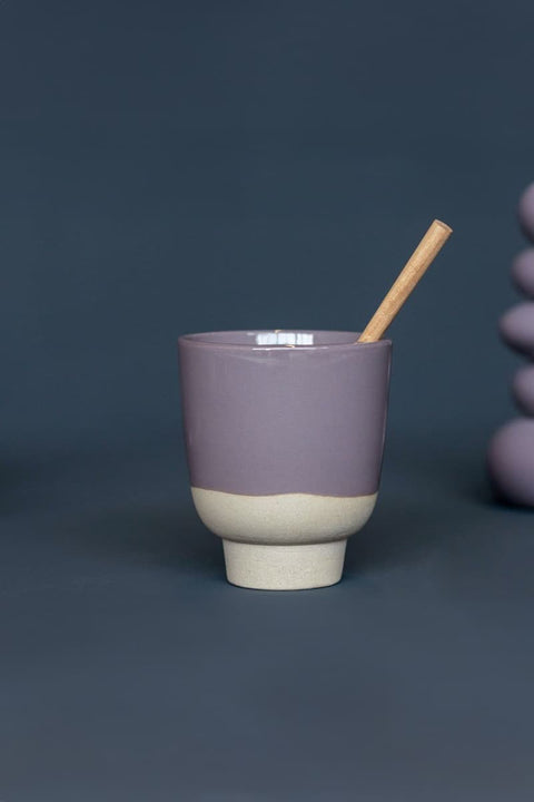 Cup Rutunda M KINTA Thistle, Detailansicht zartes Hell-Lila mit natürlichen Sandpunkten in der Glasur