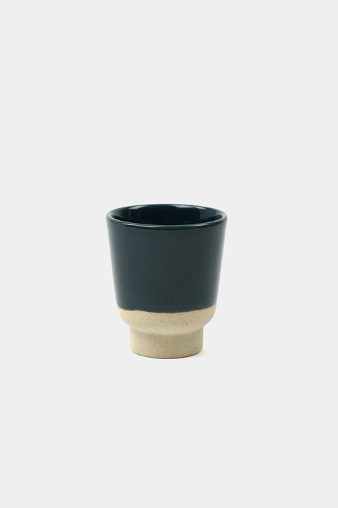 Cup Rutunda S Sand Clay Sea Blue von KINTA in Dunkelblau, handgefertigtes Steinzeug, 130 ml, 8 x 7 cm