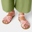 Original Sandale Salt-Water Sandals Pink – Detailansicht geflochtenes Leder und charakteristisches Frontdesign in Candy-Pink