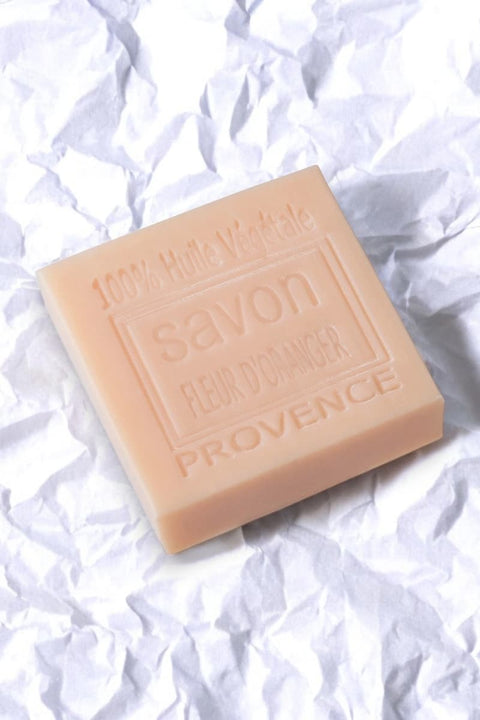 Savon Savonitto Orange – Detailansicht Seifenoberfläche, frischer Orangblütenduft, süßes Mandelöl
