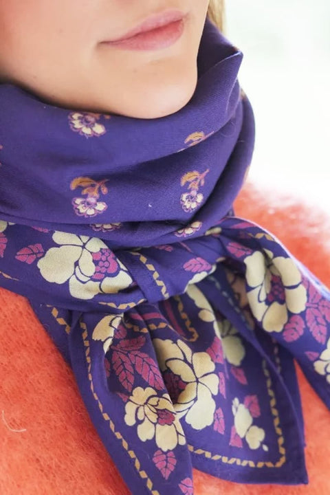 Quadratisches Tuch in Violine Indigo mit floraler Note