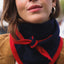 Colette Schal SO FAMILY Marineblau Rot – Detailansicht geschmeidige Kaschmir-Wolle-Textur in tiefem Blau und leuchtendem Rot