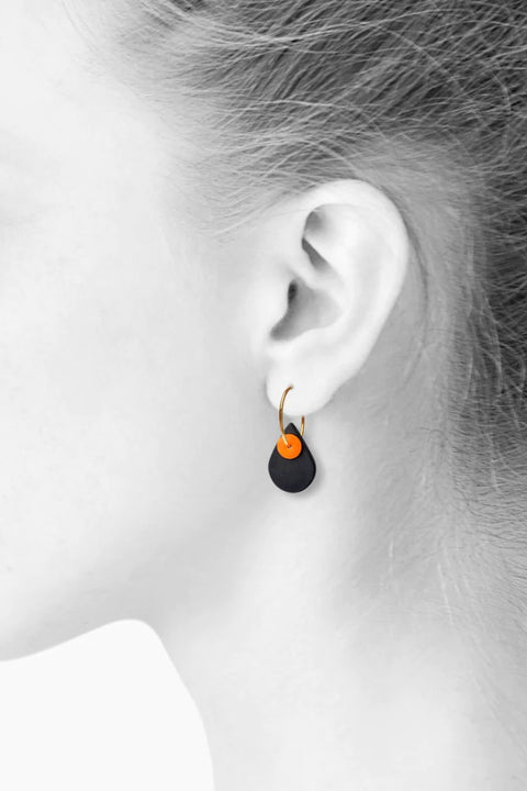 Ohrring "Aura Drop Black" mit Doppelanhängern in fluoreszierendem Orange und Schwarz
