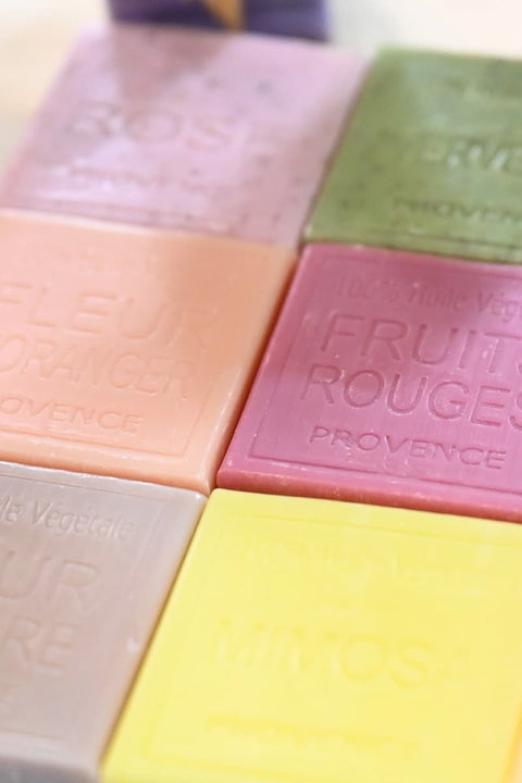 Savon Savonitto Lavendel – Detailansicht Peelingstruktur der Seife, Lavendelduft aus Grasse, Mandelöl