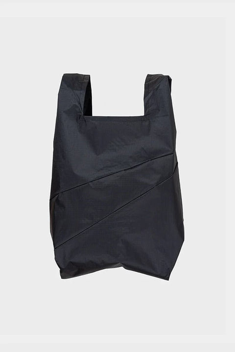 The New Shopping Bag Black & Black Medium von Susan Bijl, vollständig schwarz, 27 x 55 x 14 cm, 10 L, ultraleichtes recyceltes Ripstop-Nylon