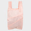 The New Shopping Bag Mono Tone Medium Susan Bijl in Hellrosa, zusammengefaltet, kompaktes Format, alltagstauglich