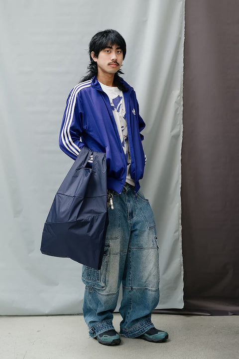The New Shopping Bag Mono Water Large Susan Bijl in Dunkelblau, zusammengefaltet, kompaktes Format aus recyceltem Nylon