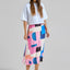 Skirt Viken Dedicated Multi Color, kombiniert mit Cropped-T-Shirt und Sneakern, wadenlange A-Linie