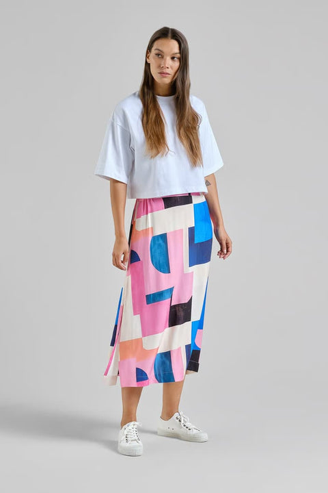 Skirt Viken Dedicated Multi Color, kombiniert mit Cropped-T-Shirt und Sneakern, wadenlange A-Linie