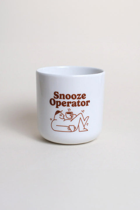 Weißer Porzellanbecher mit Snooze Operator Logo