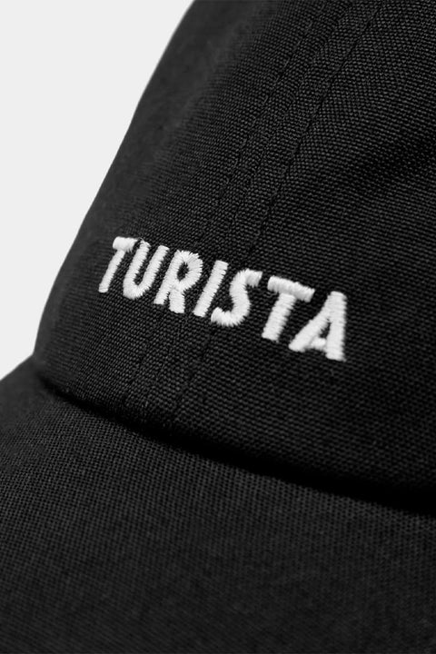 Styling-Ansicht Soft Cap Slussen Turista Black Dedicated, kombiniert mit T-Shirt und Straight-Jeans, lässiger Alltagslook