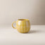Pool Stoneware Mug Amber egg back home, mit Tee befüllt auf sonnigem Tisch, 250 ml, warmer Senfton trifft Retro-Poolkacheln