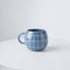 Pool Stoneware Mug 250 ml Blue Sky von egg back home, Terrakotta-Steinzeug zweimal gebrannt, quadratisches Kachelmuster in Blau.