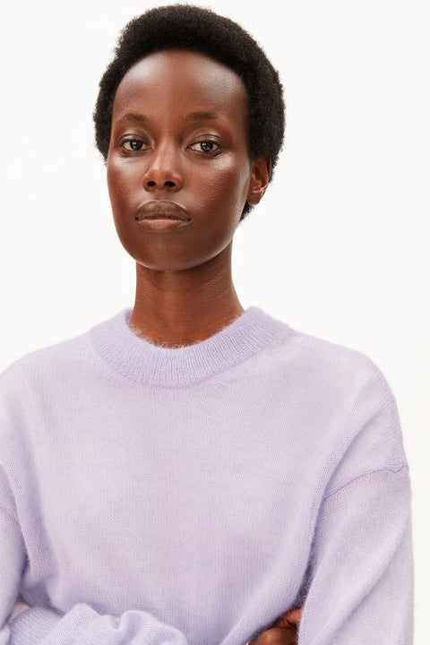 Mohair-Mix Strickpullover ARMEDANGELS Moonlit Lilac, Frontansicht locker fallende Silhouette mit Rundhalsausschnitt in Hell-Lila