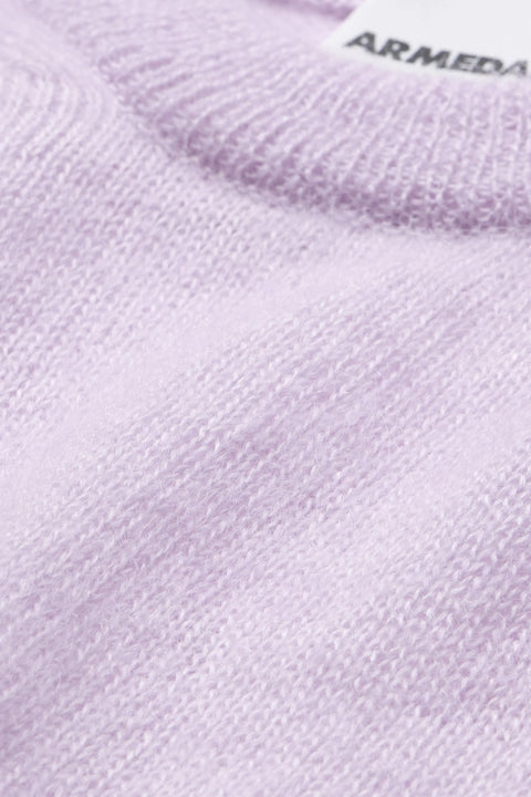 Detailansicht des flauschigen Feinstricks aus TENCEL Lyocell und Mohair des Strickpullunders