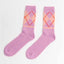 Detailansicht des karierten Argyle-Musters der Socken in Lila