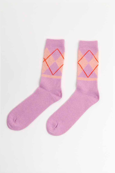 Detailansicht des karierten Argyle-Musters der Socken in Lila