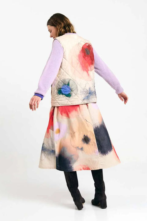 Dax Skirt Print Garden SUITE13LAB, Frontansicht A-Linie Midi-Länge mit Garden-Print, seitliche Taschen sichtbar, entspannter Fit