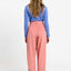 Nine Pants Pink SUITE13LAB – Detailansicht Frontfalten und weiche Mikrocord-Textur in Pink, Paspeltaschen hinten sichtbar
