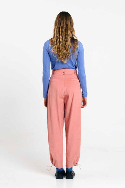 Nine Pants Pink SUITE13LAB – Detailansicht Frontfalten und weiche Mikrocord-Textur in Pink, Paspeltaschen hinten sichtbar