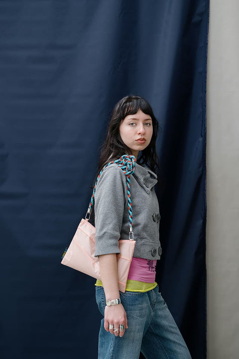 The New Pouch Mono Tone Medium Susan Bijl, als Crossbody mit The New Strap getragen, PFAS-frei