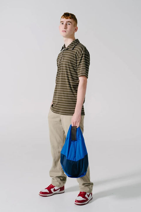 The New Shopping Bag Blue & Navy Medium Susan Bijl, befüllt als Einkaufstasche, 10 Liter, >20 kg Tragkraft, nachhaltiger Plastikbeutel-Ersatz
