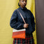 The New Pouch Multi Oxyde Medium Susan Bijl, als Crossbody mit The New Strap getragen, PFAS-freies recyceltes Nylon
