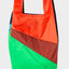 The New Shopping Bag Multi Drive Large Susan Bijl, Rückseite, drei diagonale Farbflächen in leuchtendem Orange, Dunkelbraun und leuchtendem Grün
