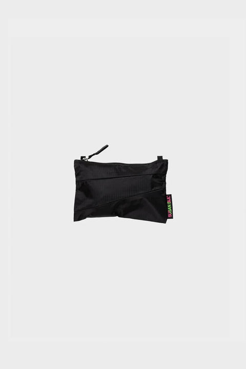 The New Pouch Black & Black Small von Susan Bijl, vollständig schwarz, 19 x 13 cm, wasserdichtes recyceltes Ripstop-Nylon, schwarzer YKK-Reißverschluss