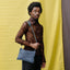 The New Pouch Mono Tornado Medium Susan Bijl, als Crossbody mit The New Strap getragen, PFAS-frei
