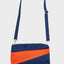 Dunkelblaue und orangefarbene Crossbody-Tasche von Susan Bijl