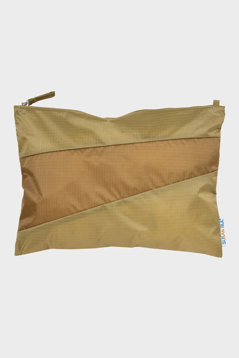 Crossbody-Tasche aus recyceltem Nylon in Moss & Camel