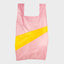 The New Shopping Bag Pink Panther & Sunflower Medium von Susan Bijl, hellrosa und gelb, 100% recyceltes Nylon, 27 x 55 x 18 cm