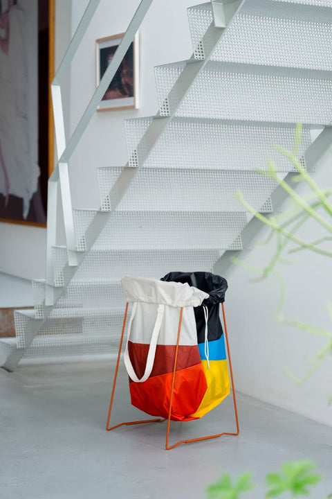 The New Trash Bag Multi Oxyde Large Susan Bijl, befüllt für Strandtag, erdiges Oxyde-Farbspiel, zwei Tragoptionen
