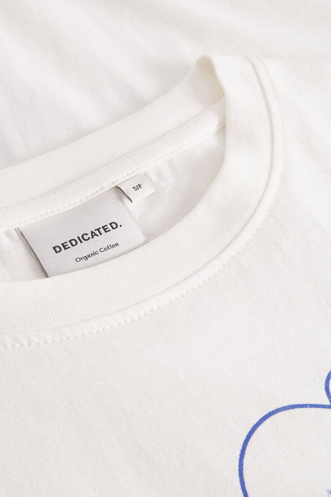 T-Shirt Vadstena Live Your Dream Dedicated, Frontansicht Relaxed Fit, leicht längere Ärmel, cleaner Off-White Hintergrund mit Statement-Print