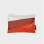 The New Pouch Multi Oxyde Medium von Susan Bijl, Vorderseite, diagonale Farbflächen in Cremeweiß, Dunkelrot und Orange, weißer YKK-Reißverschluss