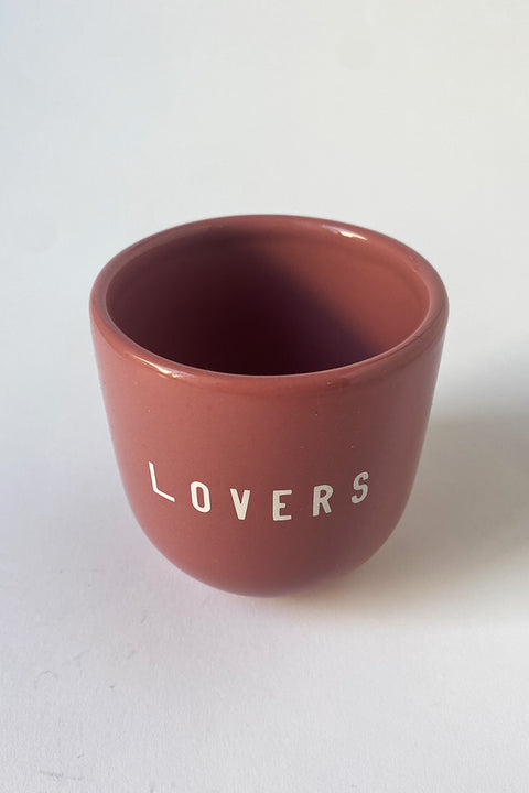 Keramik-Becher von House of Sisi in Altrosa mit individuellem "LOVERS" Design