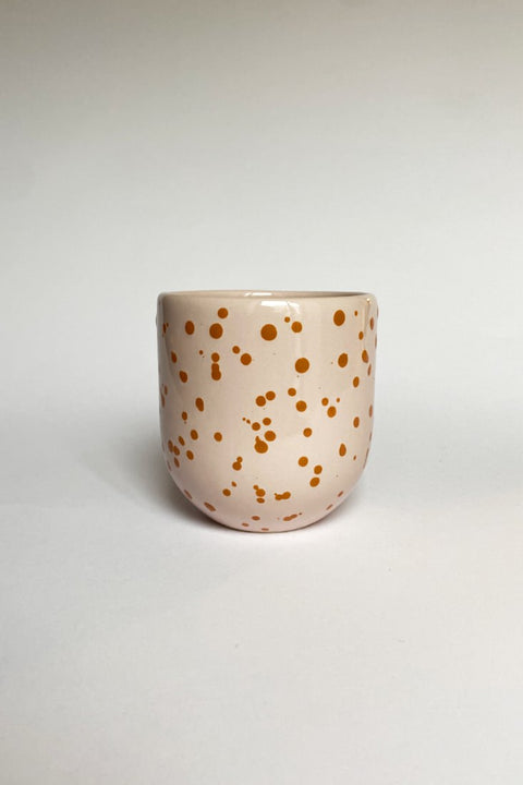 Handgefertigte Tasse in Altrosa mit orangefarbenen Punkten