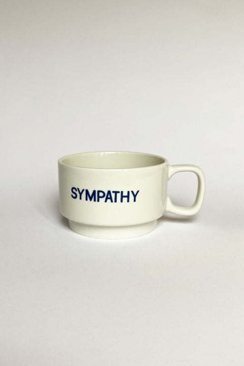 Weiße Retro-Tasse mit "SYMPATHY"-Schriftzug