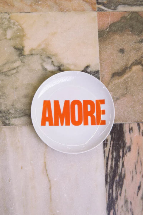 Servierteller AMORE NAVUCKO – Detailansicht AMORE-Siebdruckmotiv auf weißem Porzellan